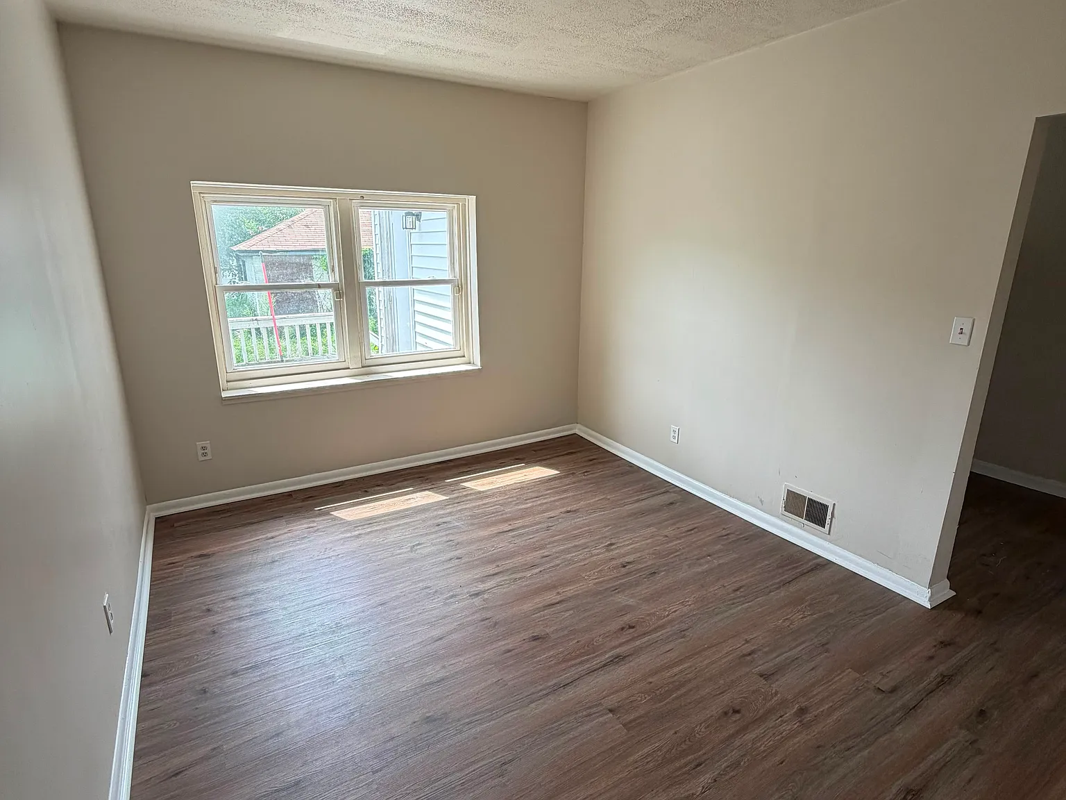 3 bed, $1,095 — Photo 1
