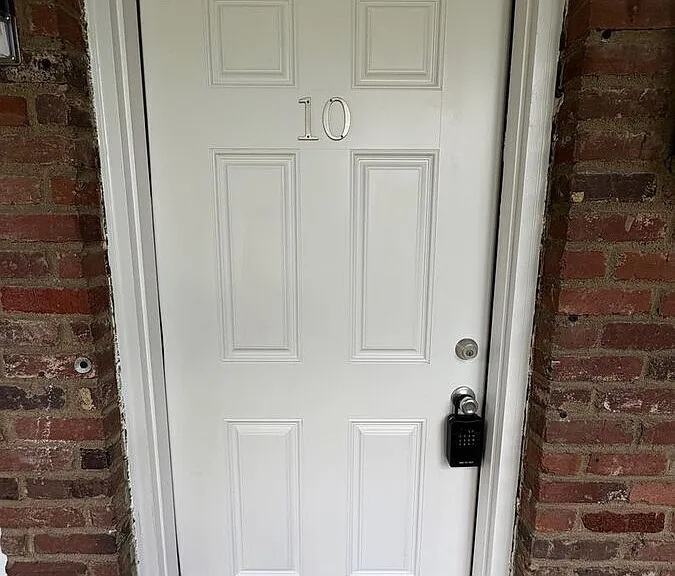 2021 Cambridge Dr #10 — Photo 2