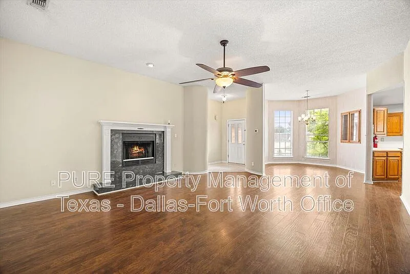 3 bed, 2.0 bath, 1977 sqft, $2,050 — Photo 2