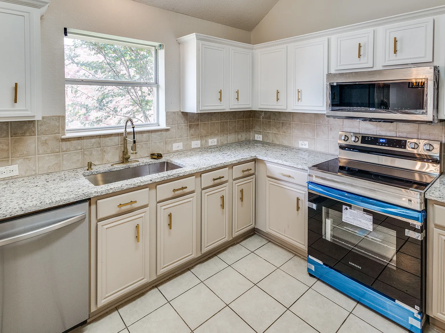 4 bed, 1995 sqft, $2,595 — Photo 3