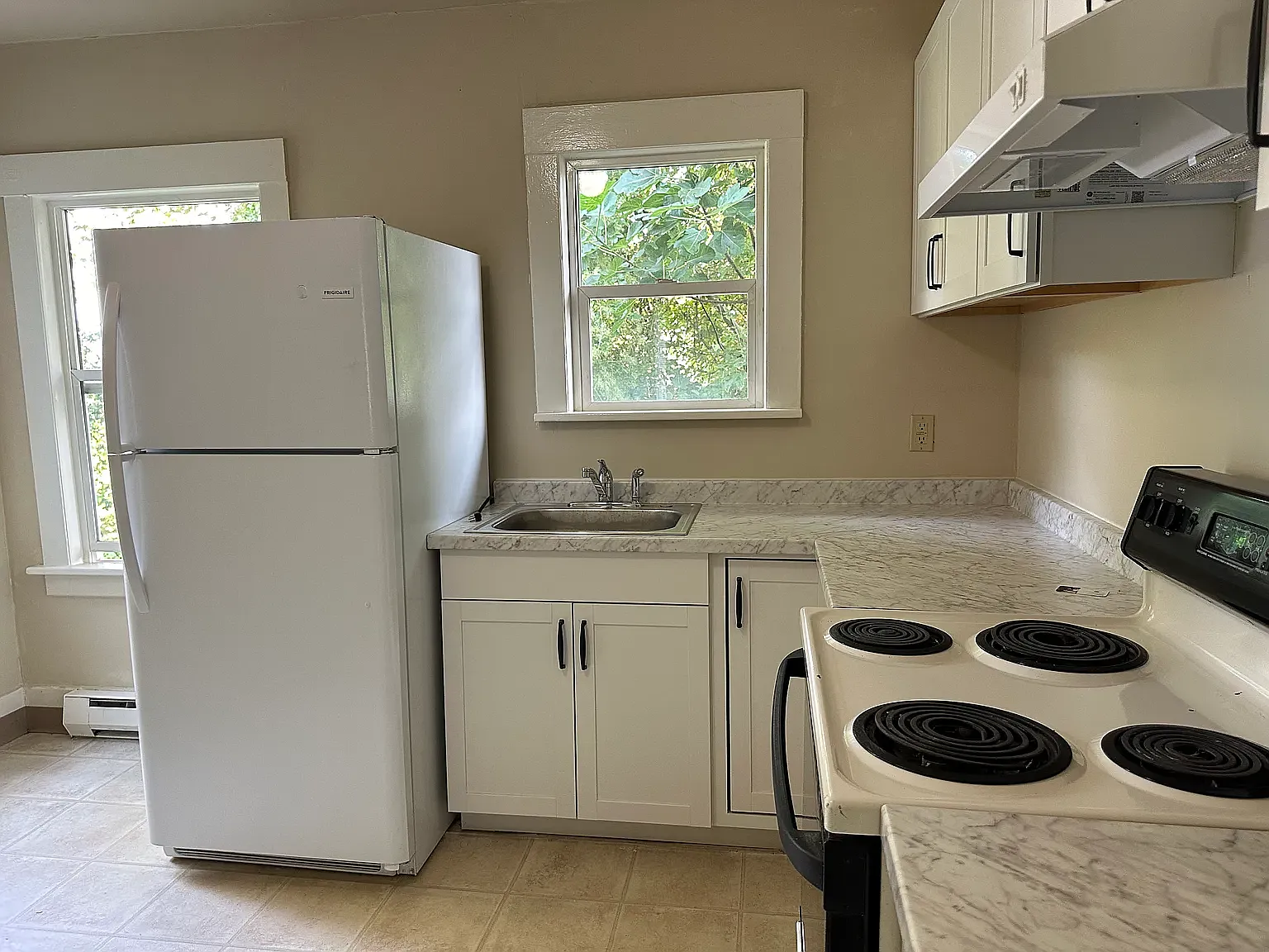 3 bed, 890 sqft, $2,300 — Photo 4