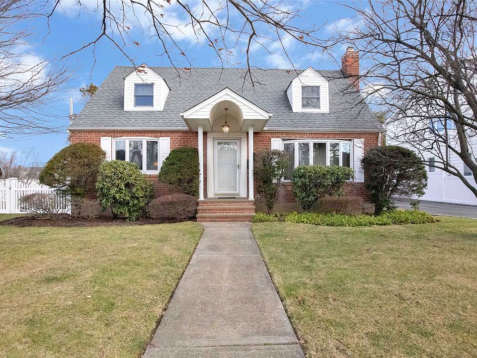 1st image of 749 Park Ln S
