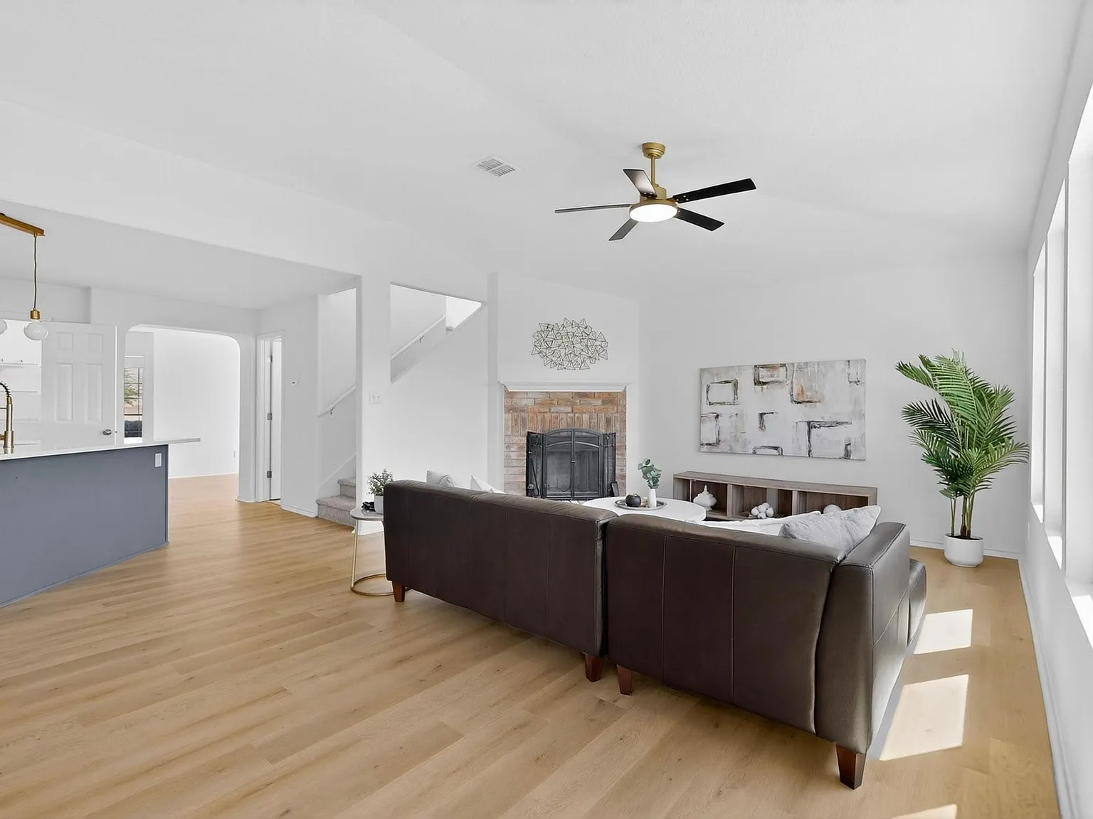 5 bed, 2.5 bath, 2856 sqft, $2,300 — Photo 3