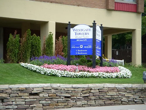 300 Main St W Photo 1