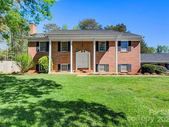 3rd image of 2760 Rosewood Ln