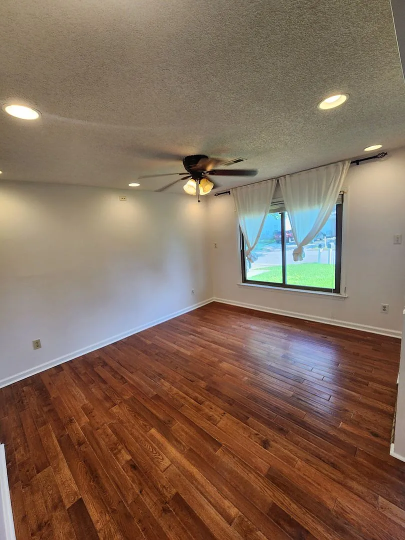 4 Bedroom Home in Sought Out Neighborhood of Virginia Beach — Photo 2