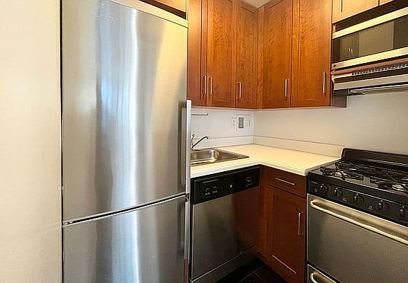 5th image of 1661 York Ave APT 6E