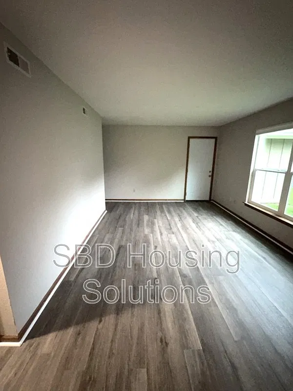 2 bed, 1.0 bath, $925 — Photo 3