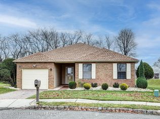 7 Amberly Ct, Marlboro, NJ 07746