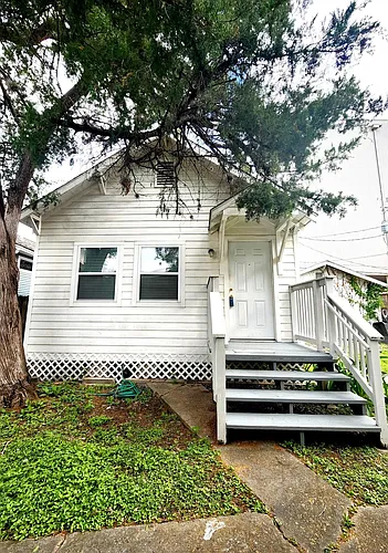 725 E 10th 1/2 St #B Photo 1