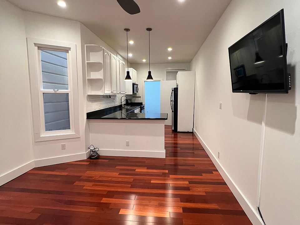Open floorplan: living room, breakfast bar, and kitchen