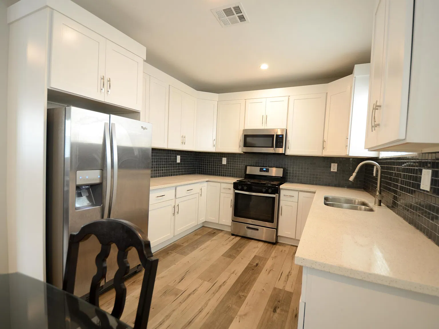 5 bed, 1800 sqft, $3,990 — Photo 3