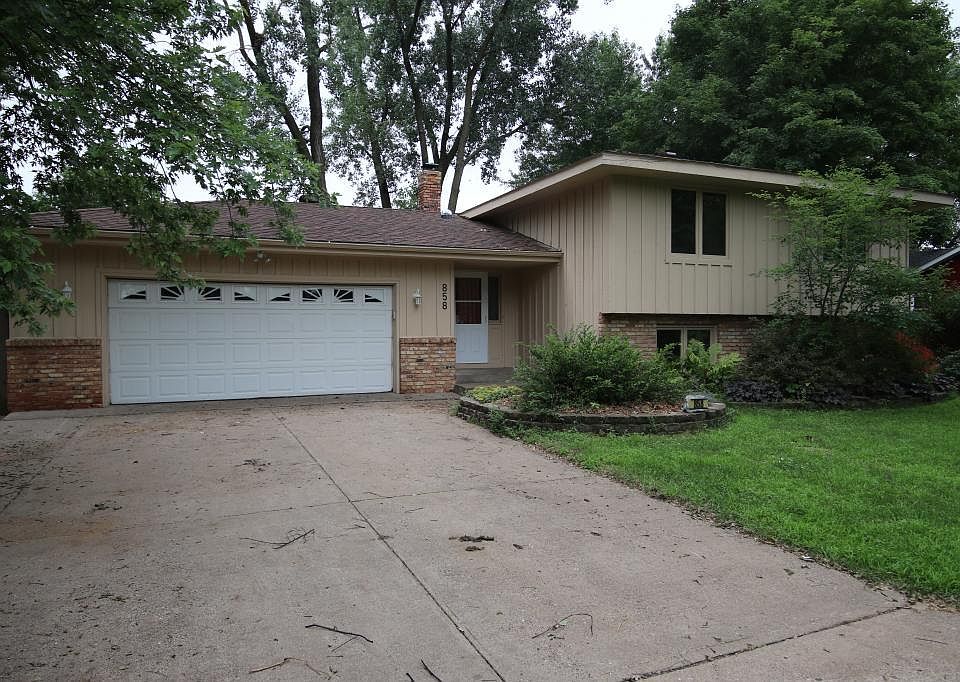 1st image of 858 Manor Dr NE