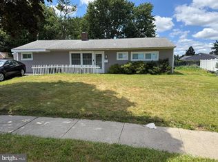 51 Serpentine Ln, Levittown, PA 19055