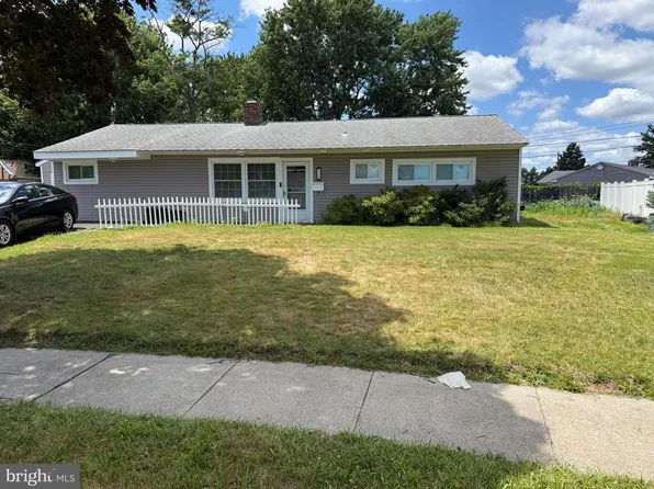 51 Serpentine Ln, Levittown, PA 19055