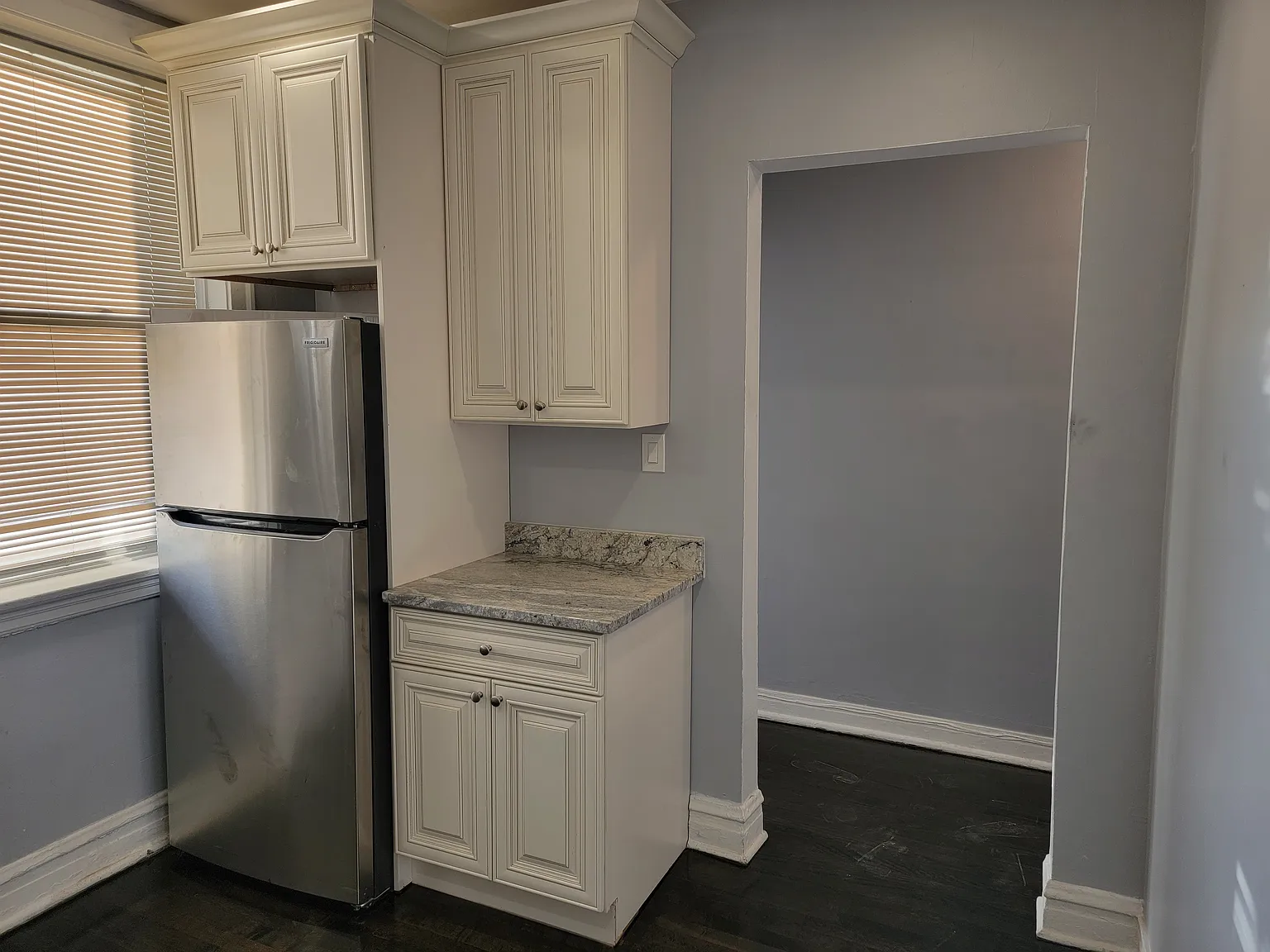 3 bed, 900 sqft, $2,300 — Photo 2