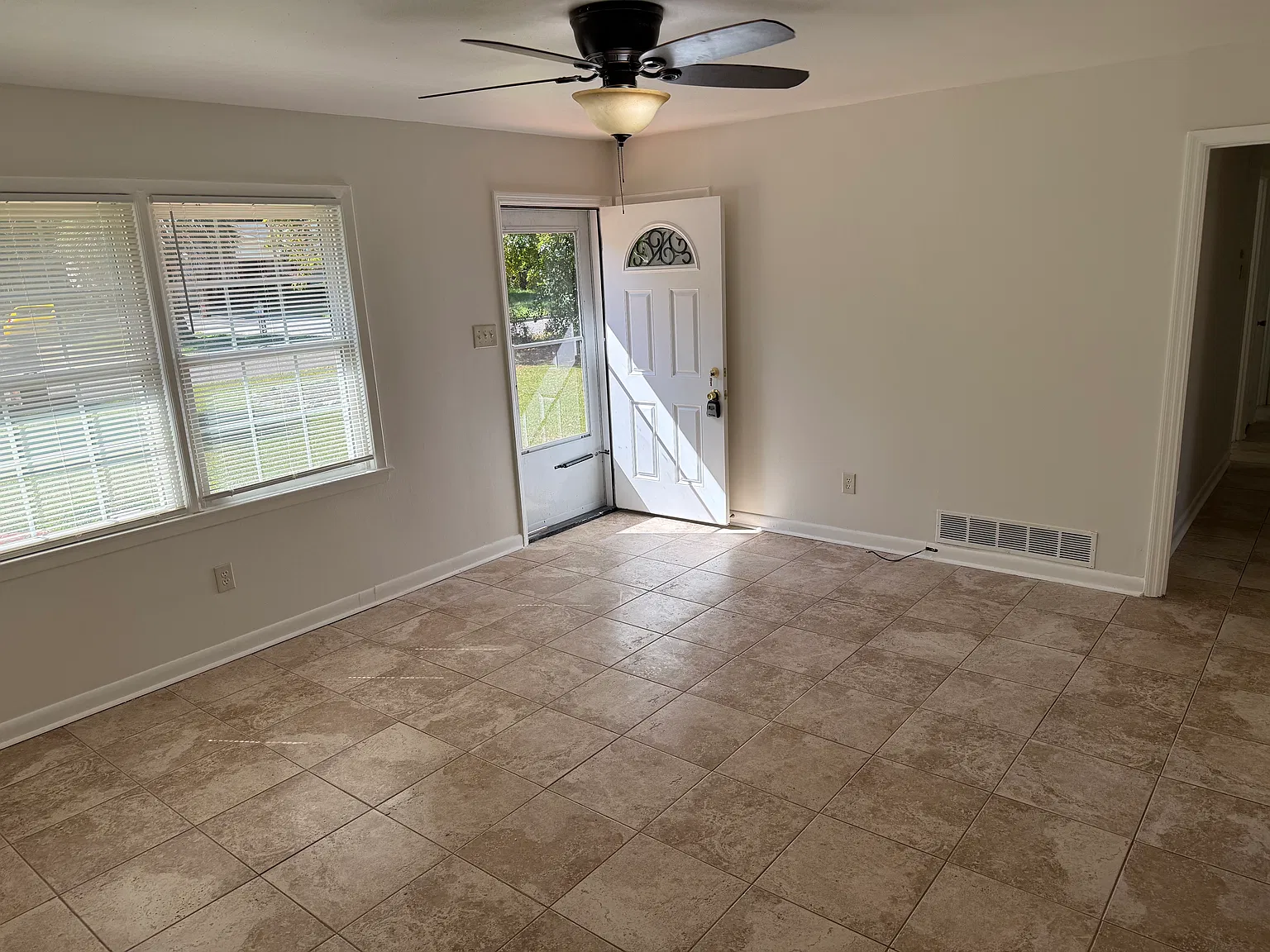 126 Van Nuys Blvd — Photo 3