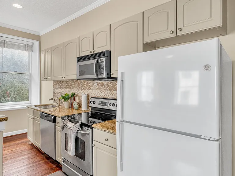295 King St #B-3 — Photo 10
