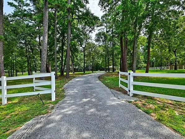 11 W Lake Forest Ct, Conroe, TX 77384