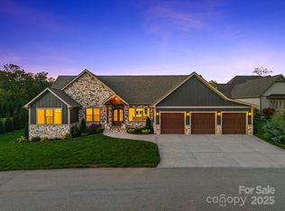 405 Samuel Dr, Mills River, NC 28759