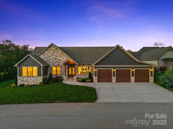 405 Samuel Dr, Mills River, NC 28759