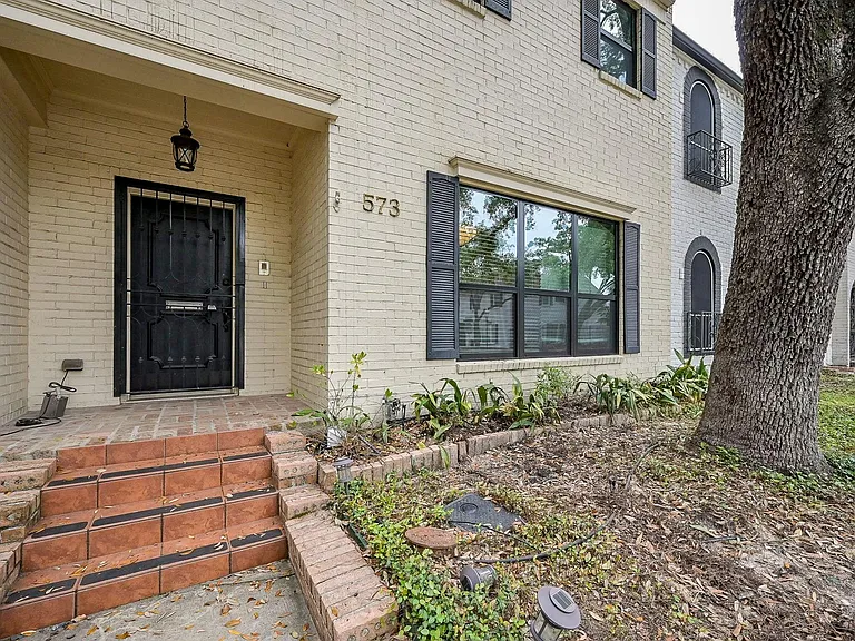 573 N Post Oak Ln — Photo 1