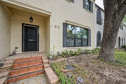 573 N Post Oak Ln Photo 1