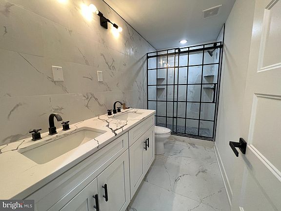 5th image of 2550 N Hope St #2