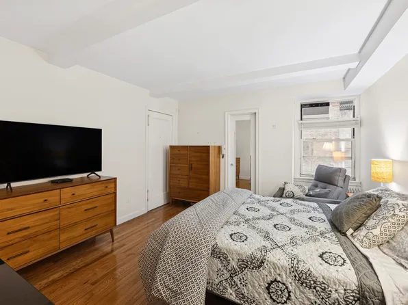 333 East 43rd Street image 4 of 6