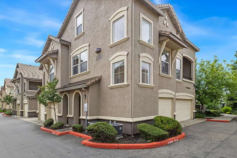 2 bed, 2.0 bath, 1519 sqft, $3,500 — Photo 2