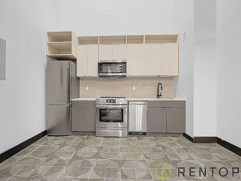 475 Grand St #3C — Photo 1