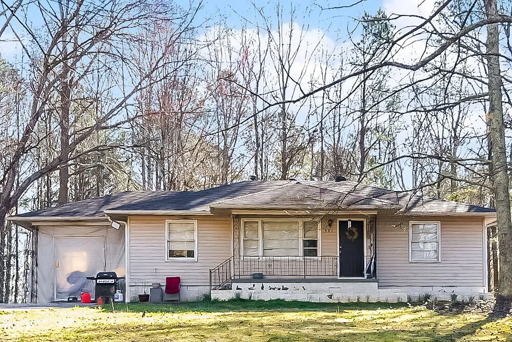 3 bed, 1.0 bath, 1180 sqft, $1,700 — Photo 1