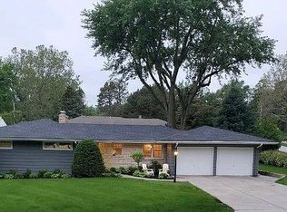 902 S 89th St, Omaha, NE 68114