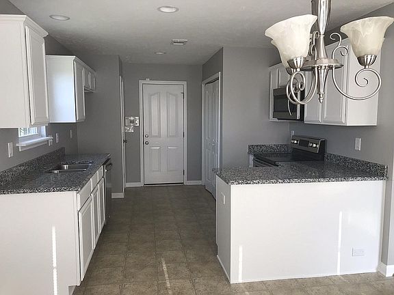 Kitchen w/granite countertop
