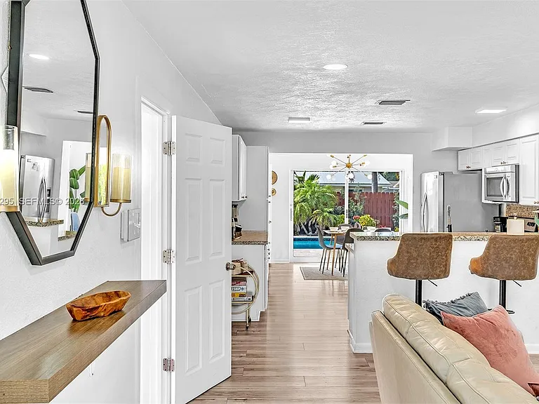 4633 SW 28th Ave — Photo 8