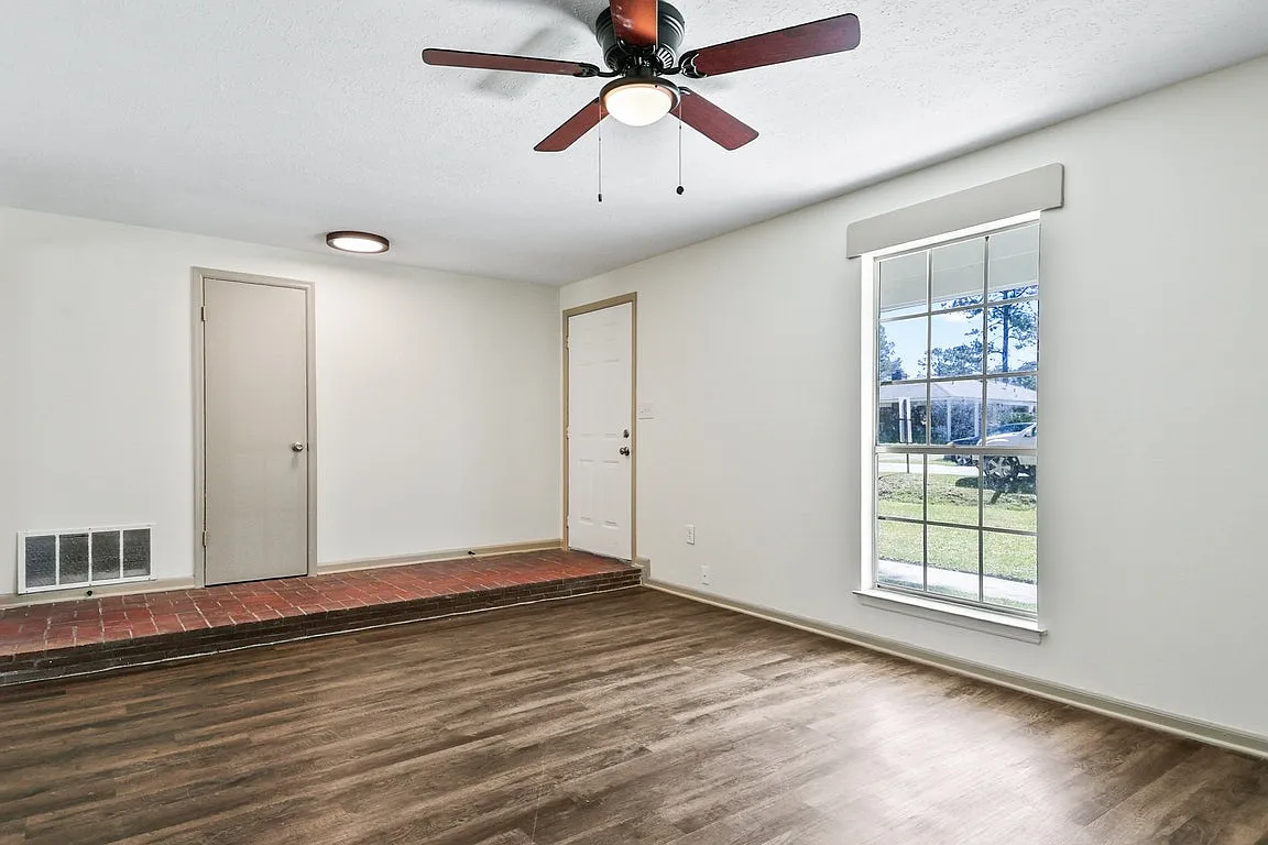 102 Mulberry Way — Photo 3