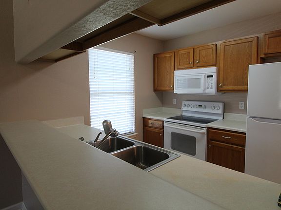 4th image of 27 Guinevere Ln