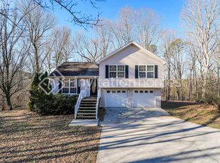 6827 Summit View Dr, Flowery Branch, GA 30542