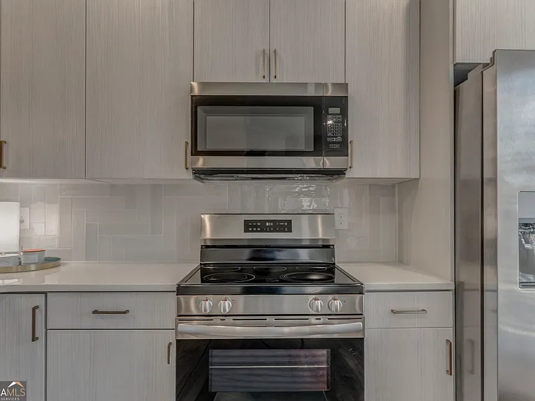 77 Chateau Dr — Photo 17