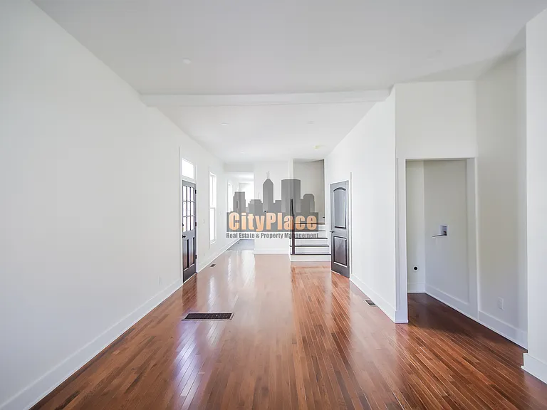 843 N Park Ave — Photo 4