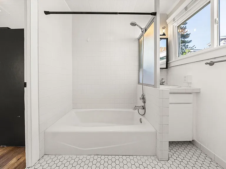 320-322 W Sola St — Photo 10