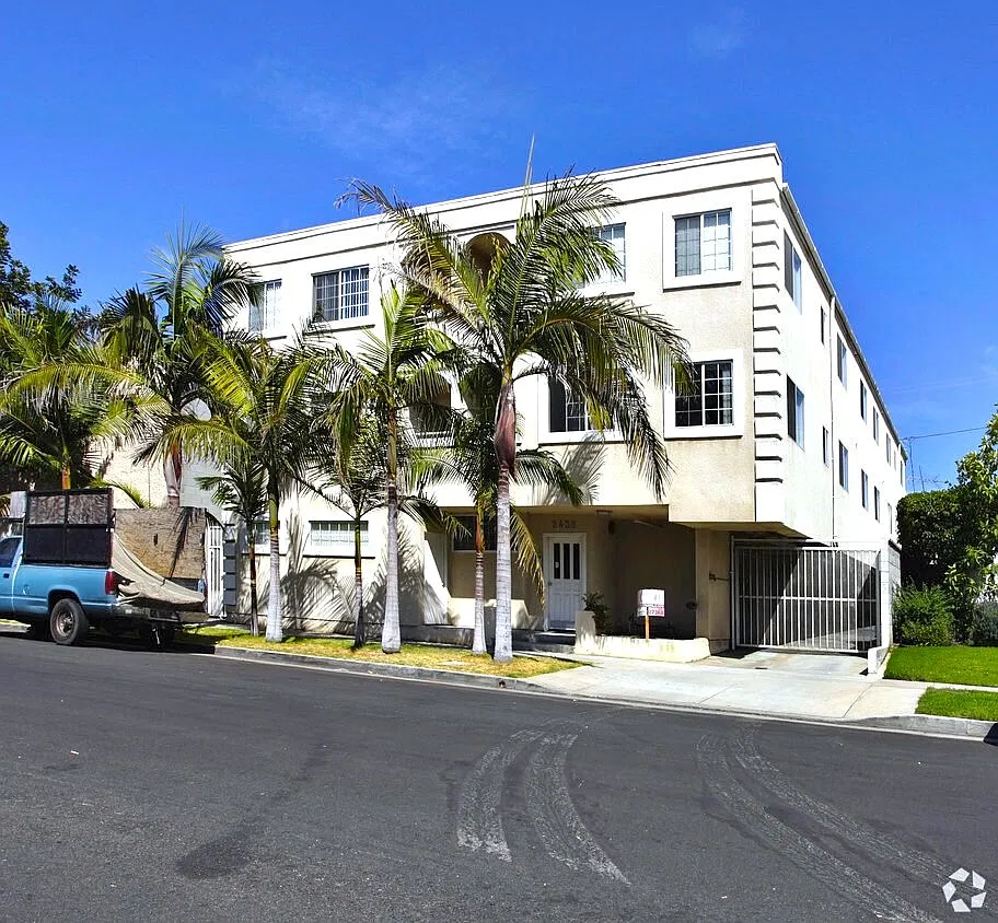3 bed, 1200 sqft, $1,600 — Photo 1