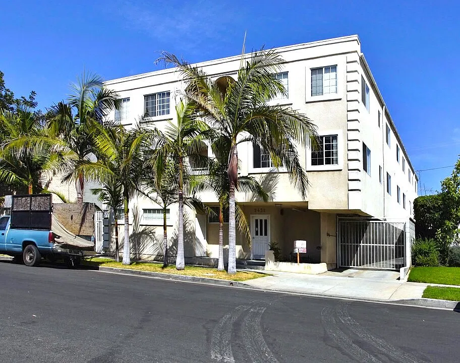 2432 Colby Ave #204