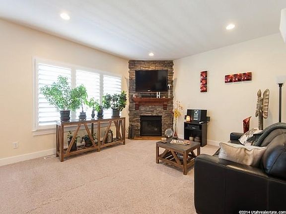 3rd image of 447 E Aspen Meadows Ct