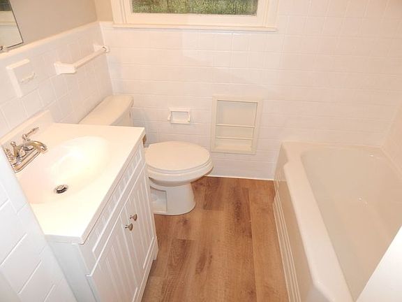 5th image of 2025 Glenbrook Dr