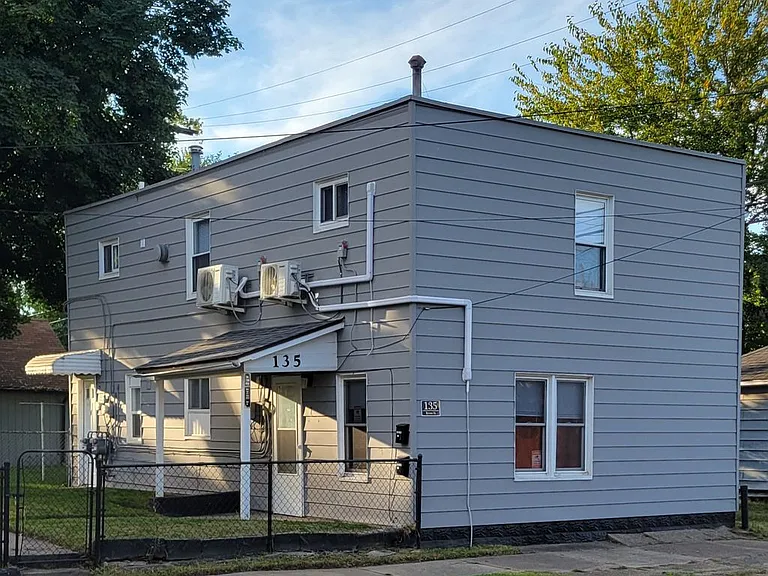 135 Byron St — Photo 2