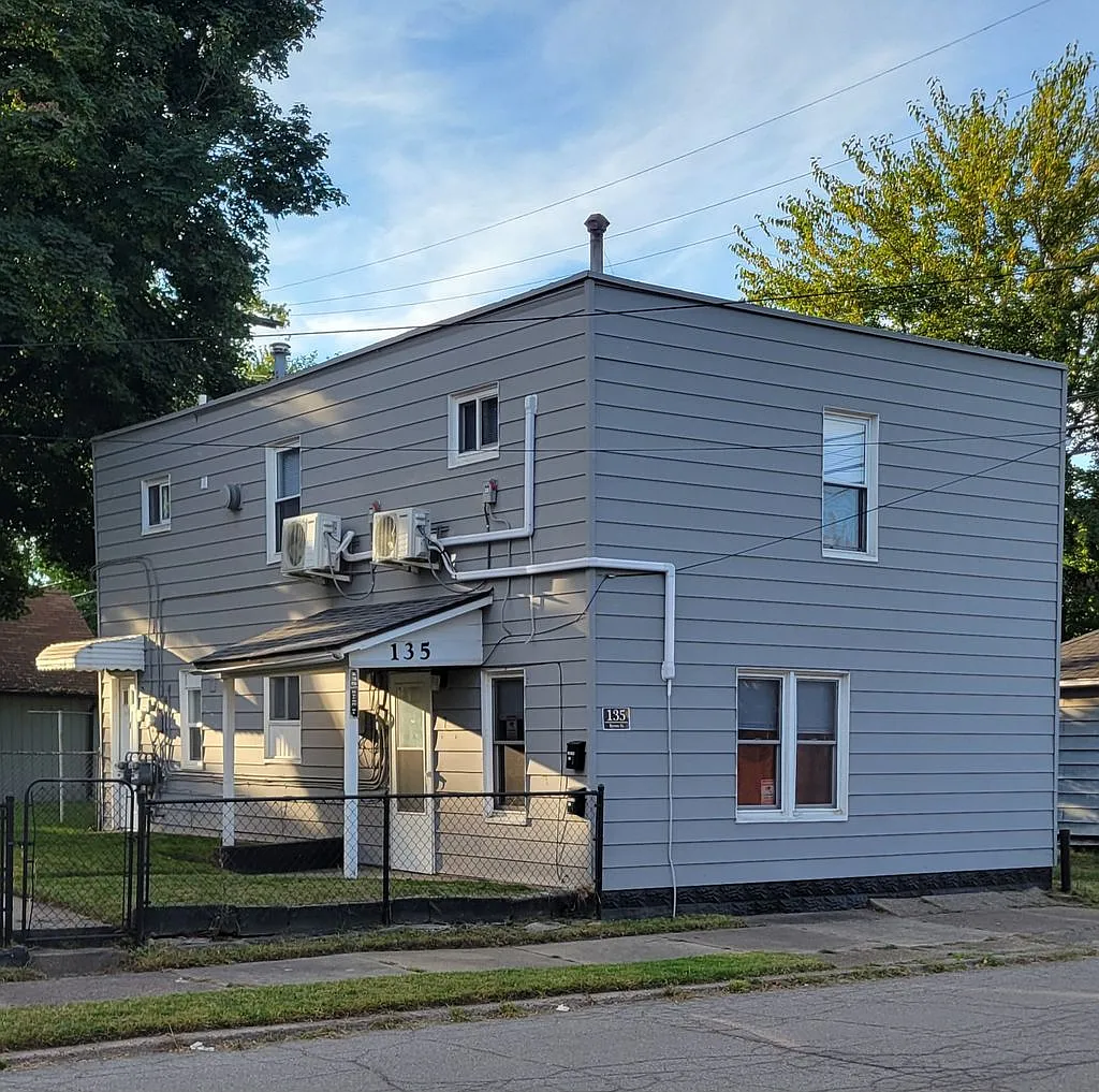 Building Photo - 135 Byron St