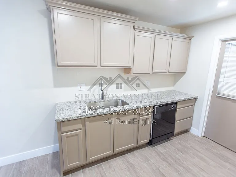 2533 E Blanche Dr — Photo 6