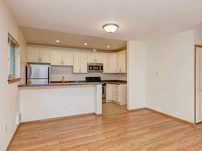 Boston Manor Apartments — Photo 3