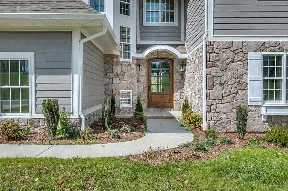 2nd image of 140 Forest Ln N